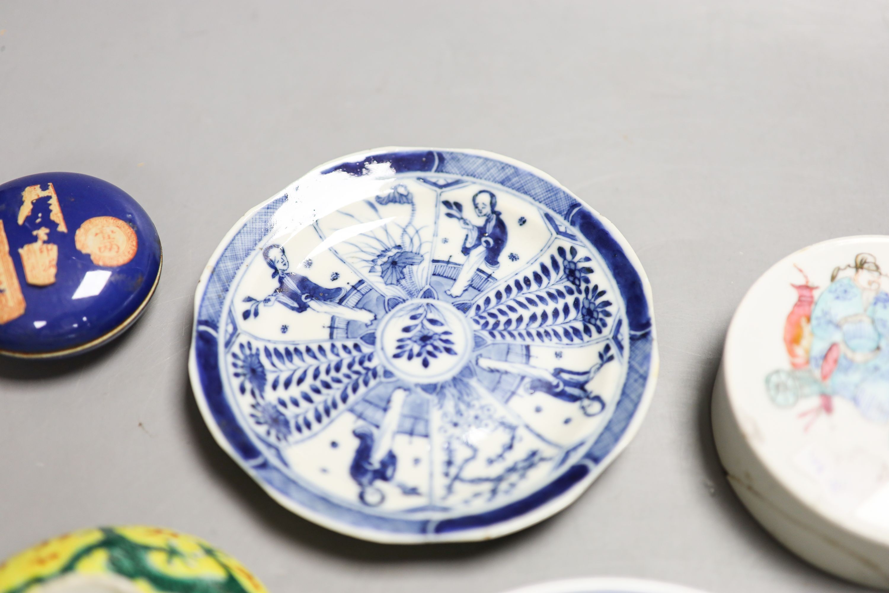 Assorted Chinese porcelain dishes and covers, Qing dynasty and later